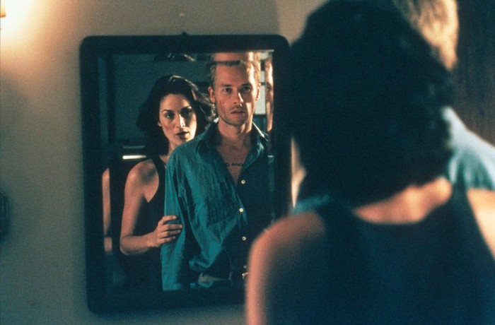 Guy Pearce and Carrie-Anne Moss looking in a mirror