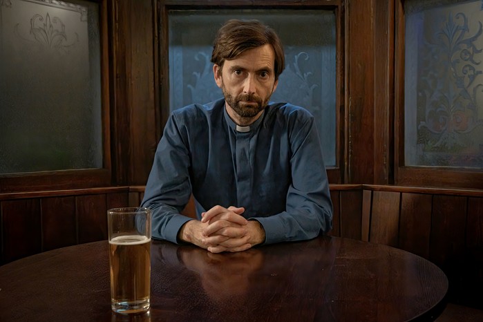David Tennant as Harry Watling in Inside Man sat at a bar with a drink.
