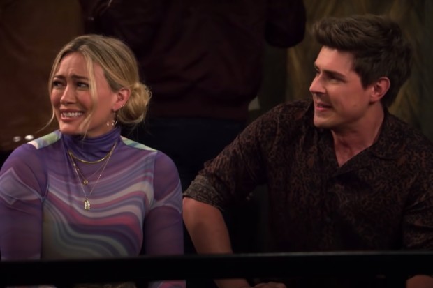 Hilary Duff and Chris Lowell in How I Met Your Father