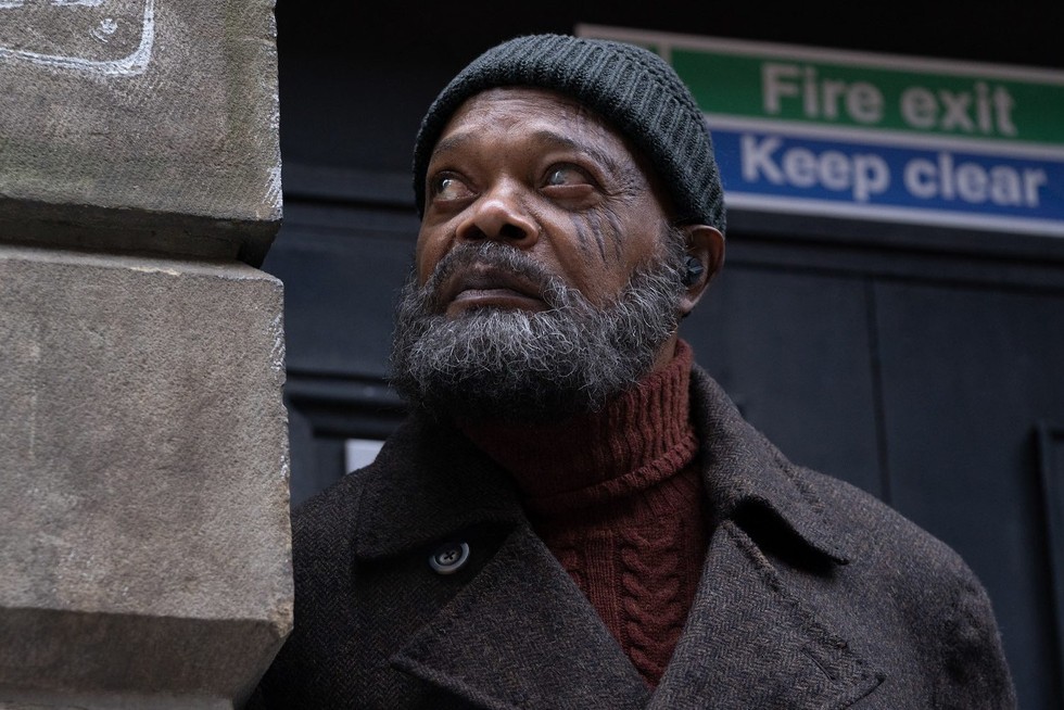 Samuel L Jackson in Secret Invasion, wearing a beanie and leaning on a wall